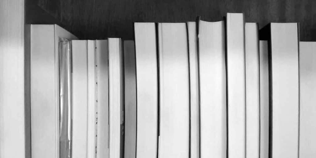 prateleira com livros